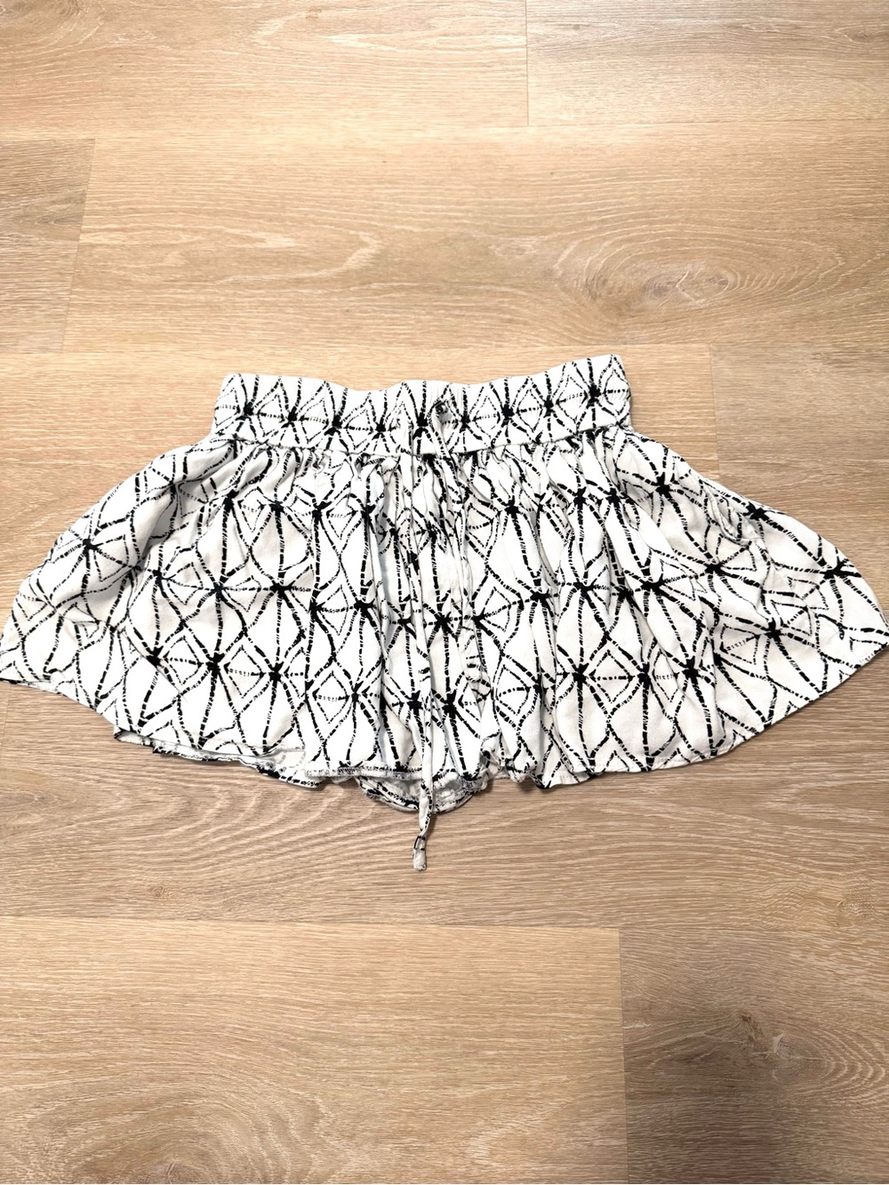 Forever 21 White Mini Skirt with Black Geometric Print 253